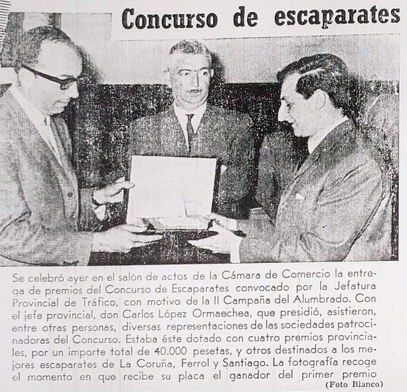 José Rubio Gascón recibiendo el premo de escaparates en 1967